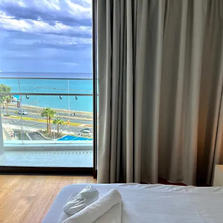 Del Mar Beachfront Boutique *