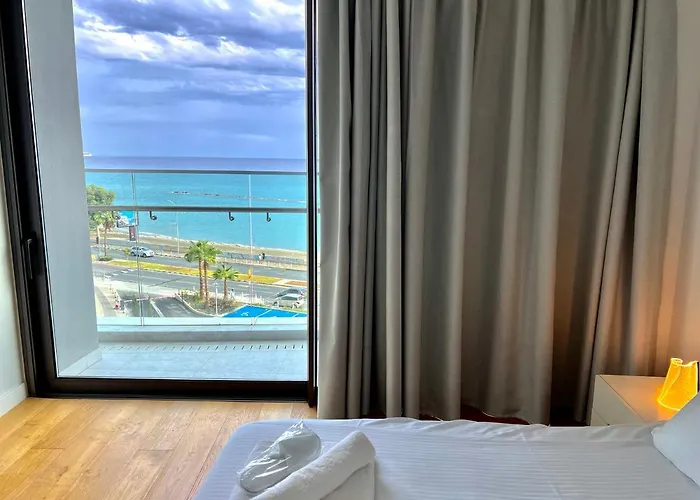 Del Mar Beachfront Boutique *